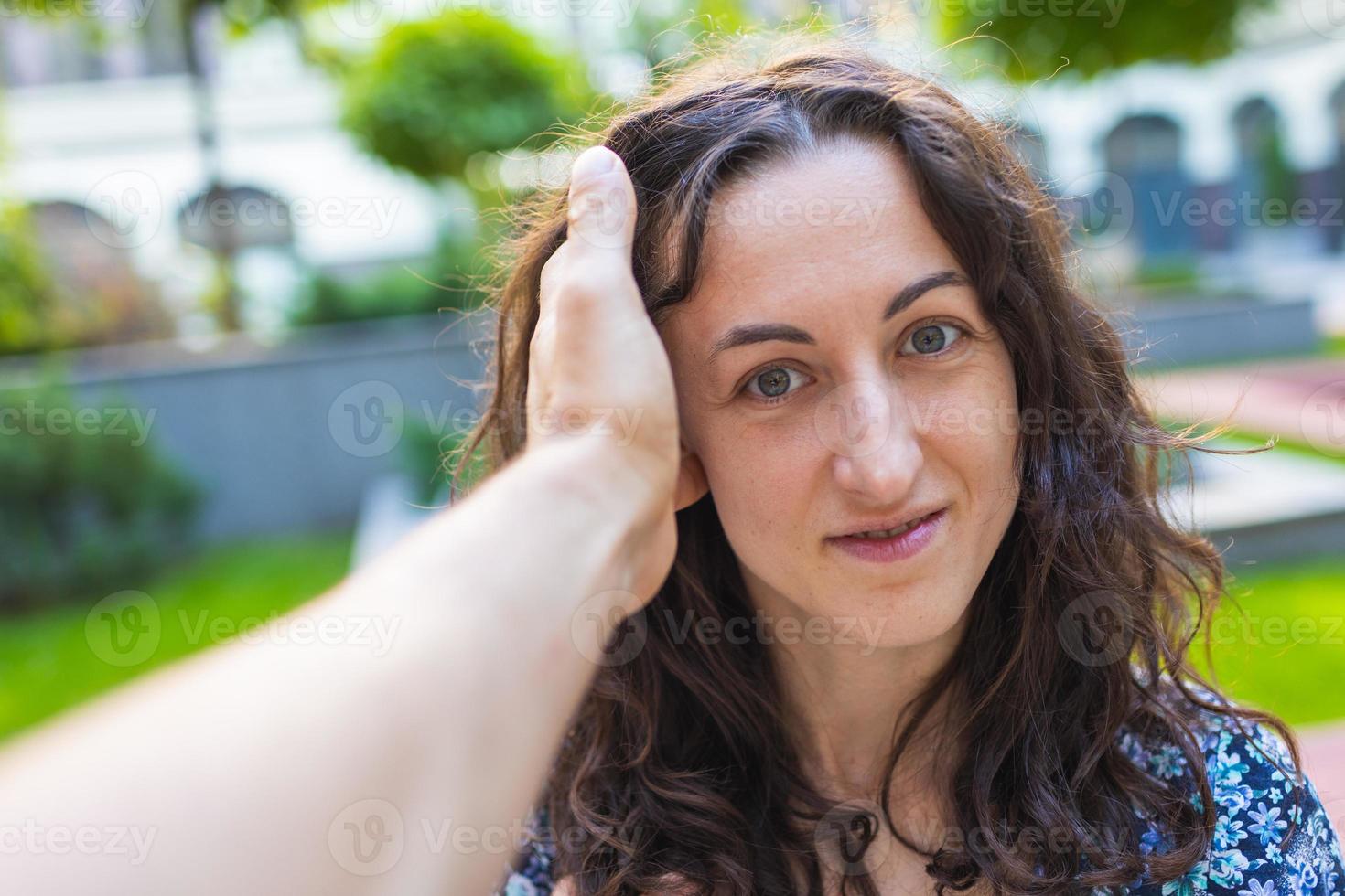 um homem toca o cabelo de uma mulher foto