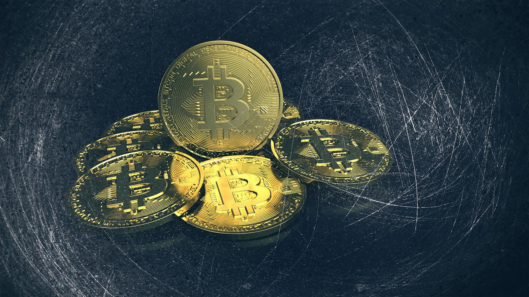 pilha de moeda digital bitcoin. criptomoeda btc o novo dinheiro virtual fecha a renderização 3d de bitcoins dourados em fundo preto foto