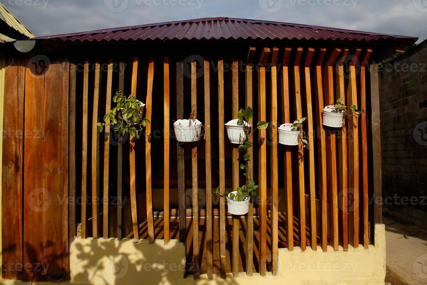 casa de madeira e vaso de flores foto