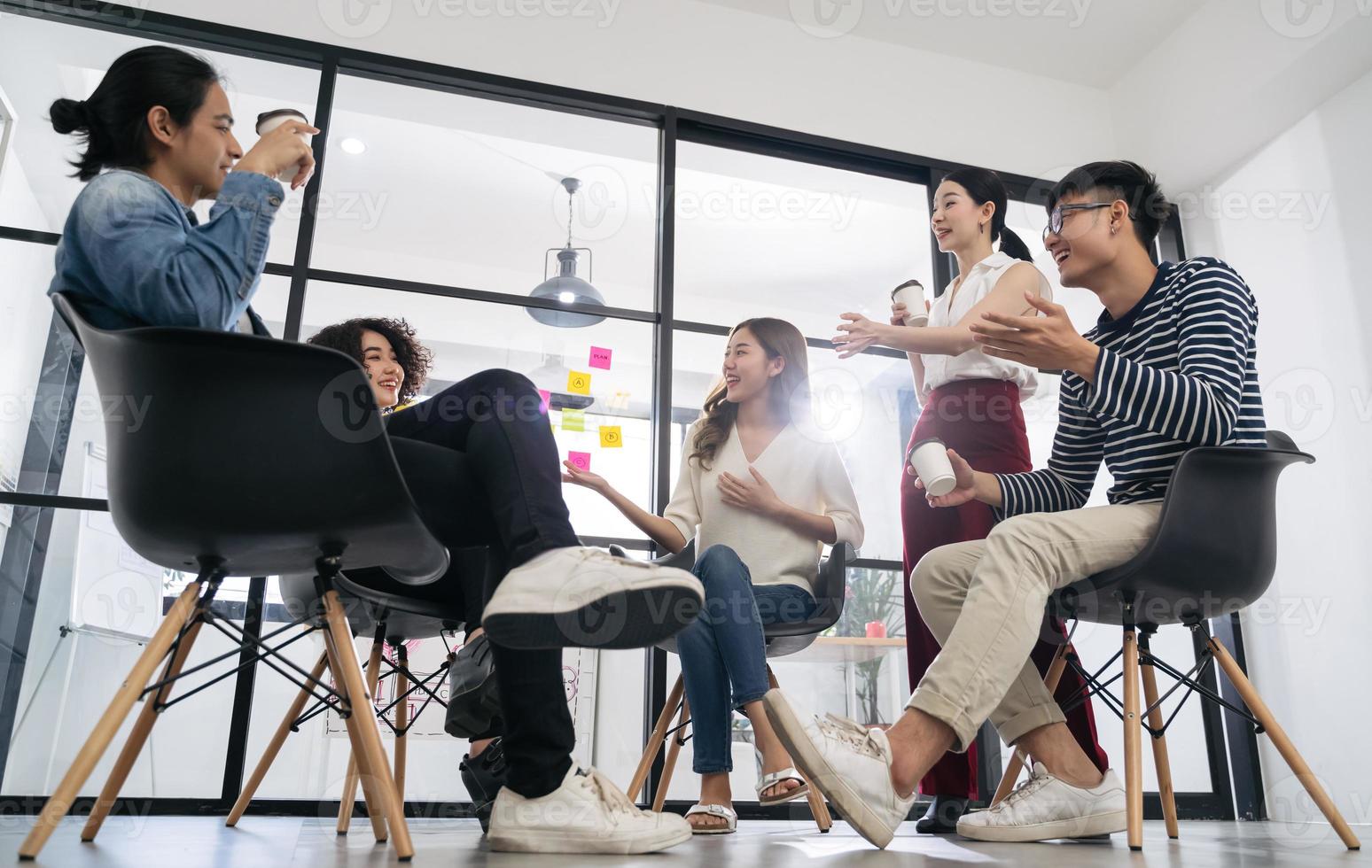 reunião de equipe de negócios asiáticos no escritório foto