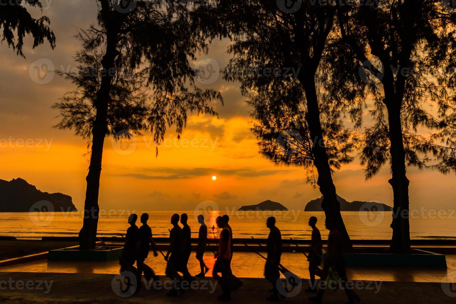 pôr do sol na praia dourada foto