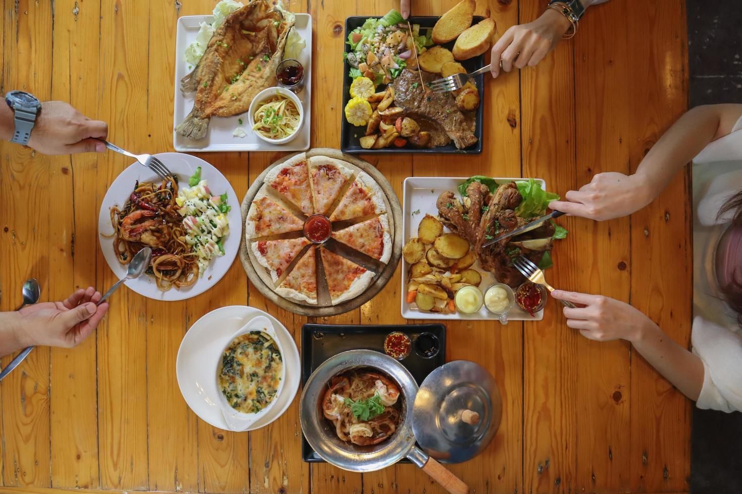 uma variedade de pratos é colocada na mesa para preparar os banquetes de família e amigos durante a véspera de ano novo. diversas idéias de preparação de alimentos para festas de família e amigos durante a época festiva. foto