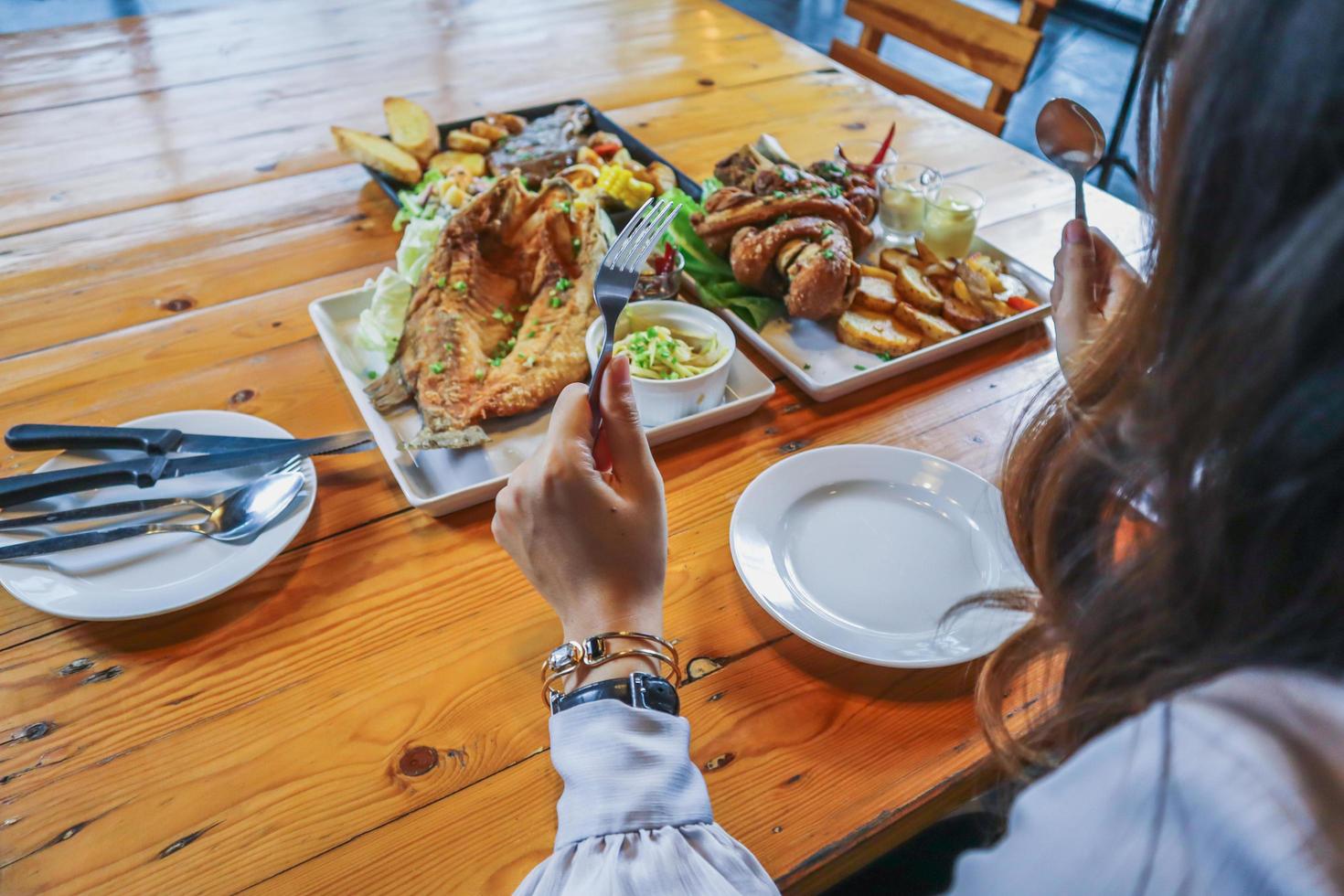 uma variedade de pratos é colocada na mesa para preparar os banquetes de família e amigos durante a véspera de ano novo. diversas idéias de preparação de alimentos para festas de família e amigos durante a época festiva. foto