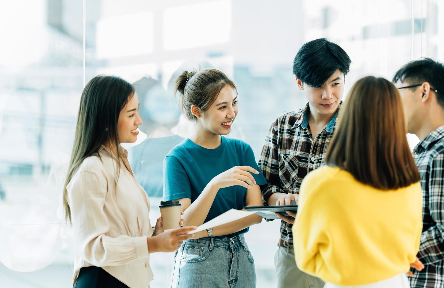 equipe de negócios asiáticos reunião conceito de união de brainstorming. foto