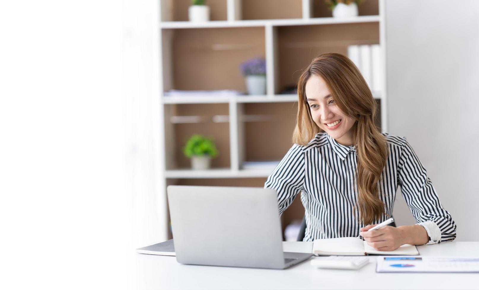 retrato de mulher asiática de negócios lindos sorridentes trabalhando no escritório usar computador com espaço de cópia. empresário pessoas sme freelance marketing on-line e-commerce telemarketing, trabalho em casa conceito foto