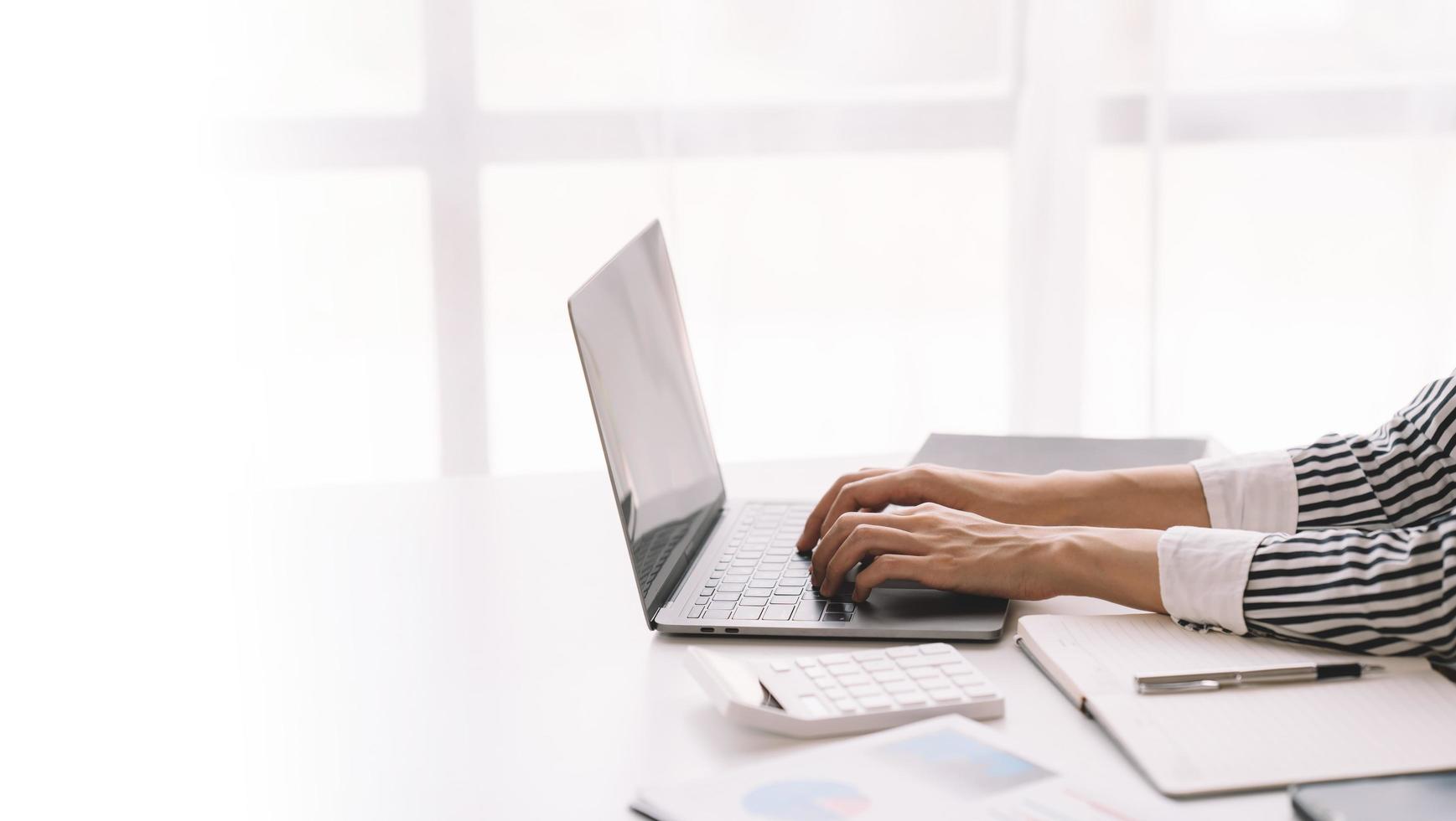 mulher usando laptop, pesquisando na web, navegando em informações, tendo local de trabalho em casa, copie o espaço. foto