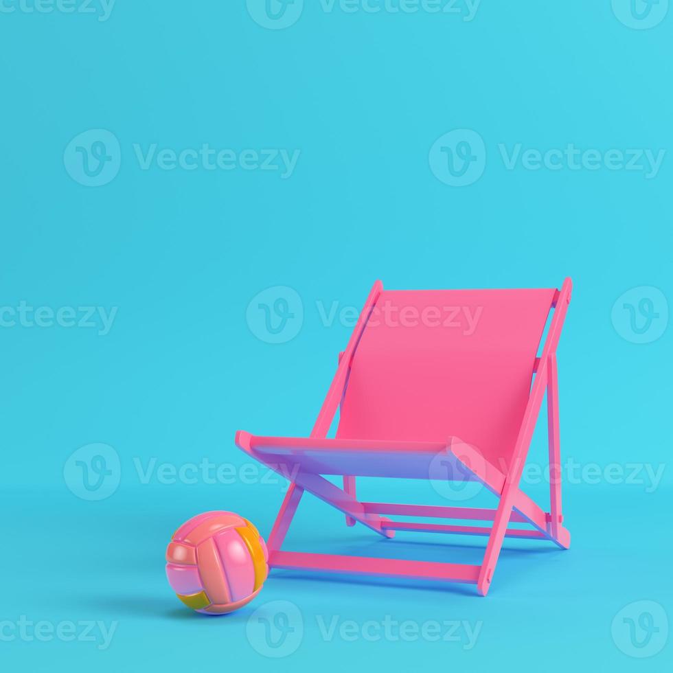 cadeira de praia rosa com bola de vôlei em fundo azul brilhante em tons pastel foto