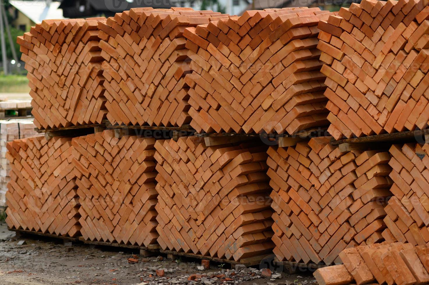 paletes e embalagens de tijolos vermelhos recém-produzidos foto