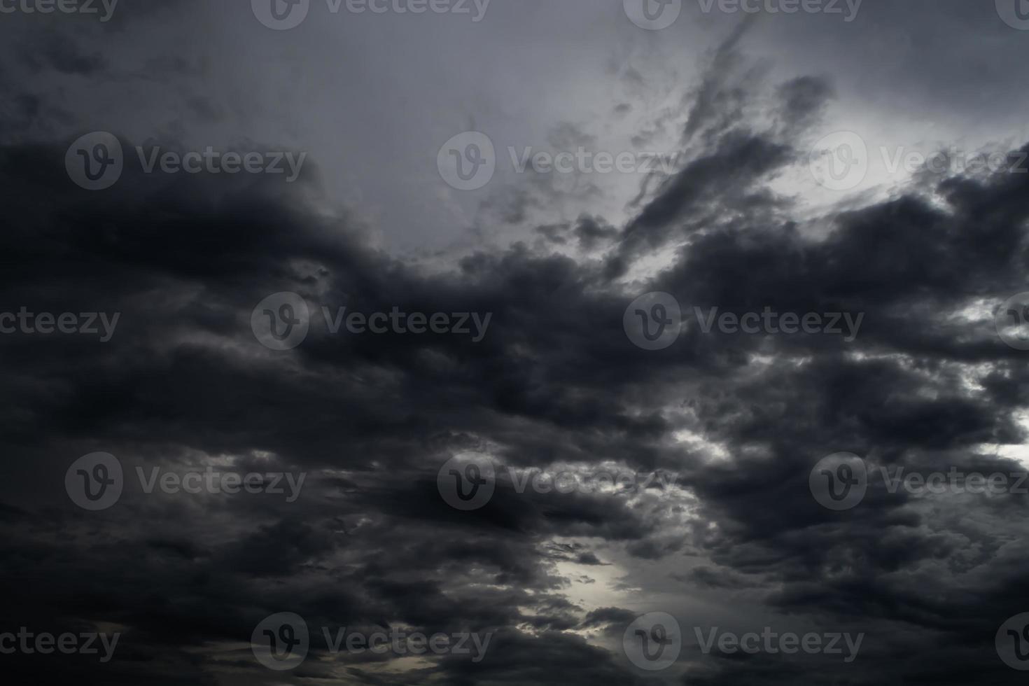 tempestade de nuvem negra no vasto céu foto