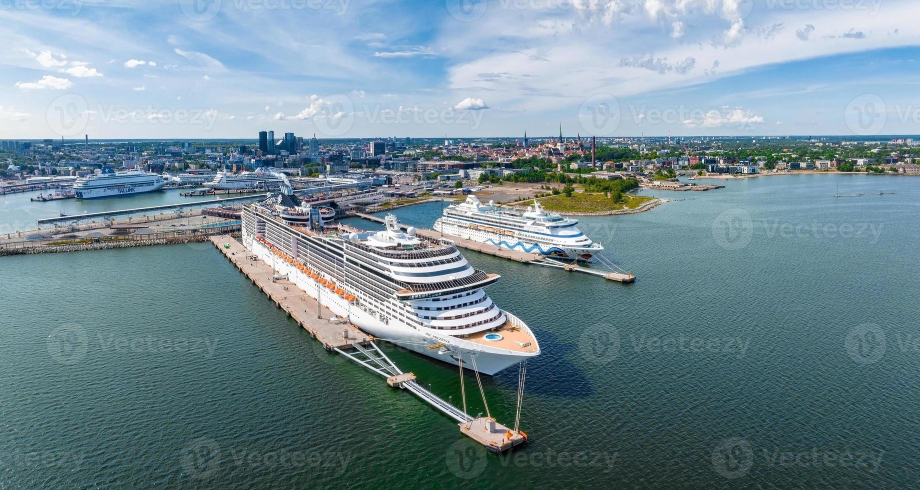 enorme navio de cruzeiro msc ancorado em um porto em tallinn. foto