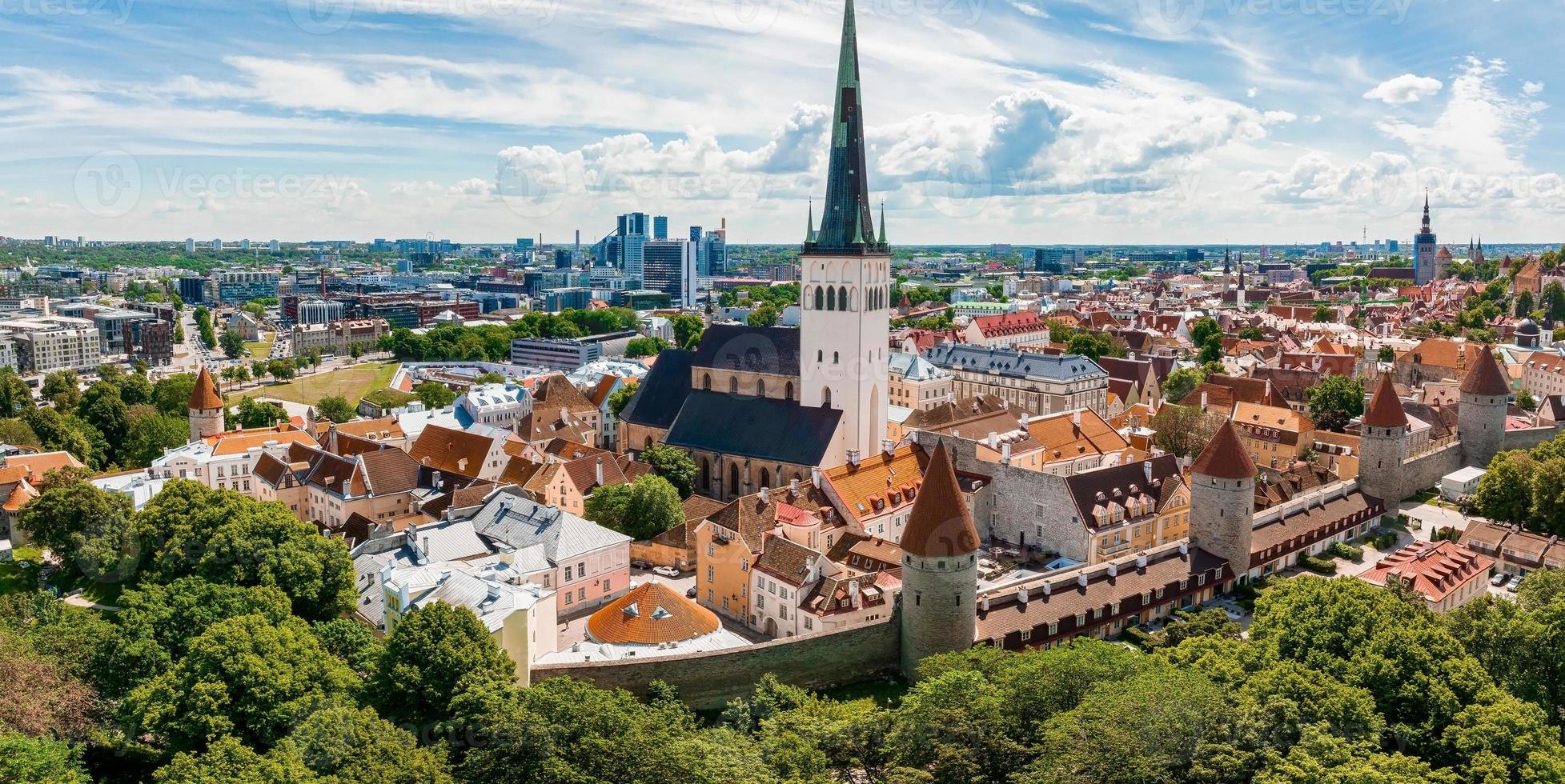 bela vista aérea da cidade velha de tallinn. cidade medieval no norte da europa. foto