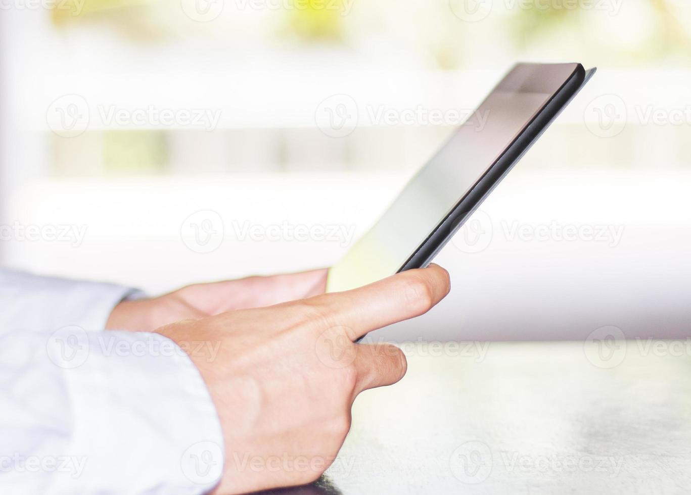 homem lendo um tablet digital foto