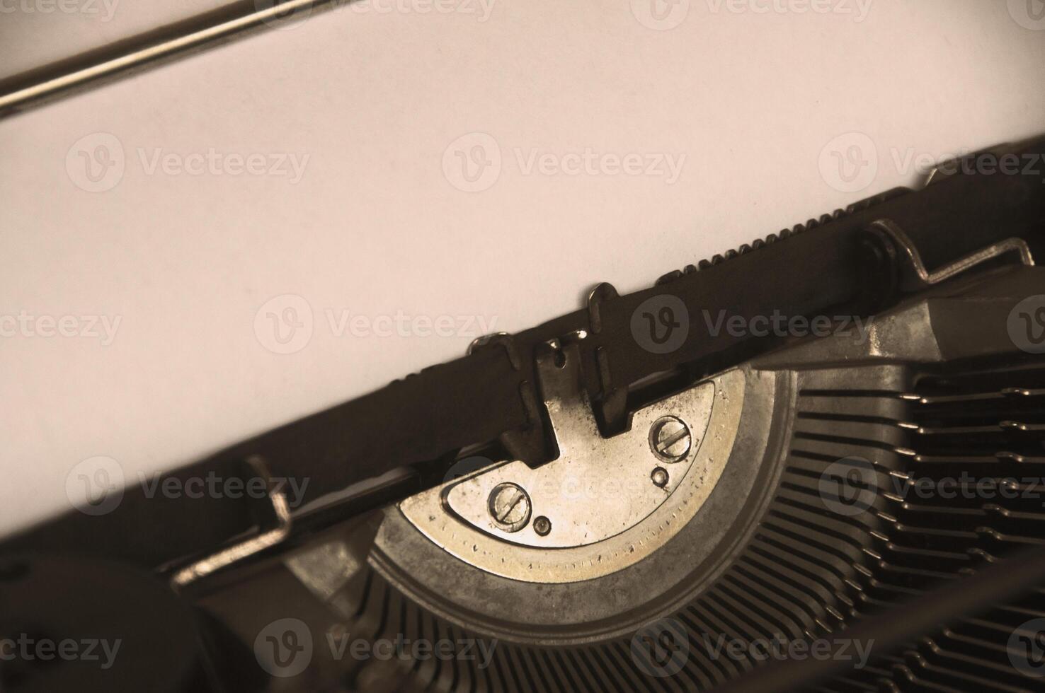 vista lateral de uma velha máquina de escrever na cor vintage. foto