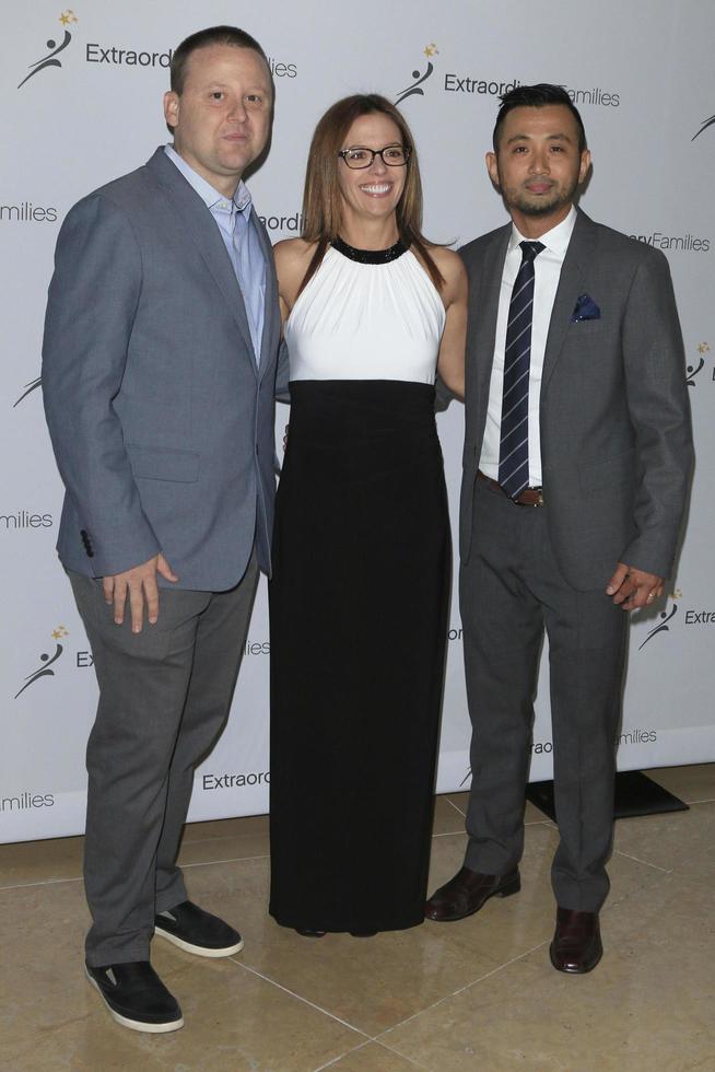 las vegas, 20 de abril - jason peers, sarah boone, eric pelovello na gala das famílias extraordinárias no beverly hilton hotel em 20 de abril de 2016 em beverly hills, ca foto