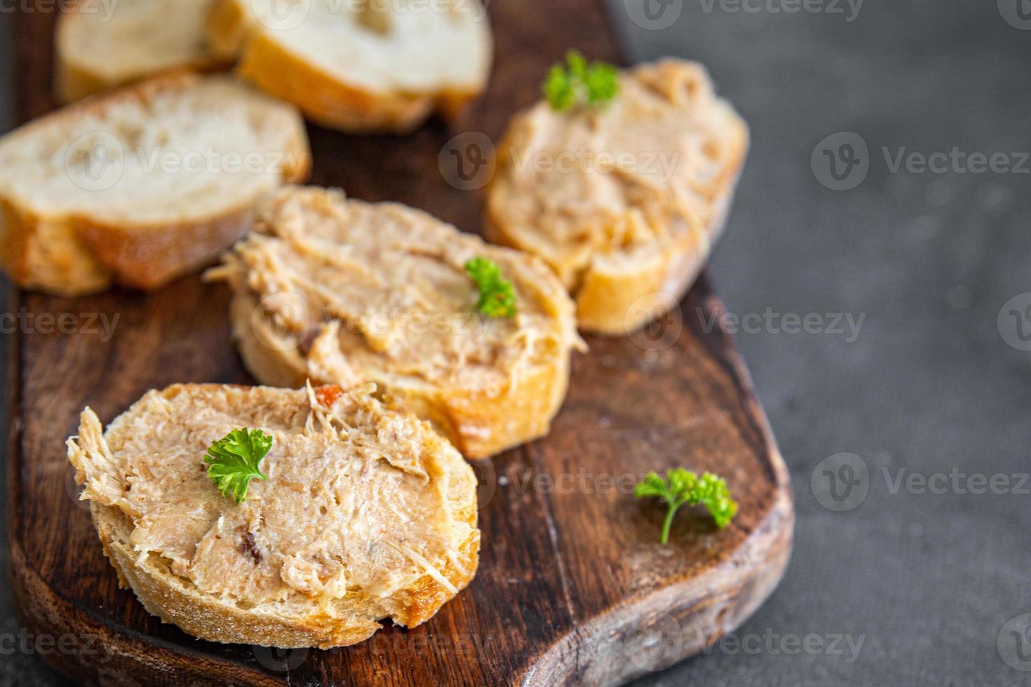 rillettes frango carne ou pato, patê de aves de ganso cozinha fresca refeição saudável lanche de comida na mesa cópia espaço fundo de comida foto