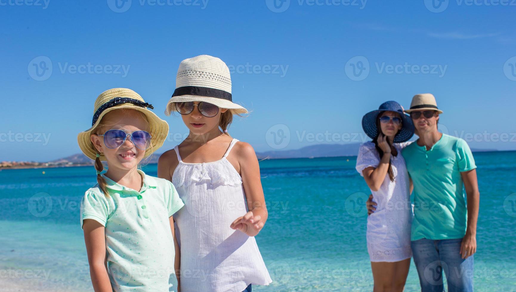 família feliz durante as férias de verão na praia foto