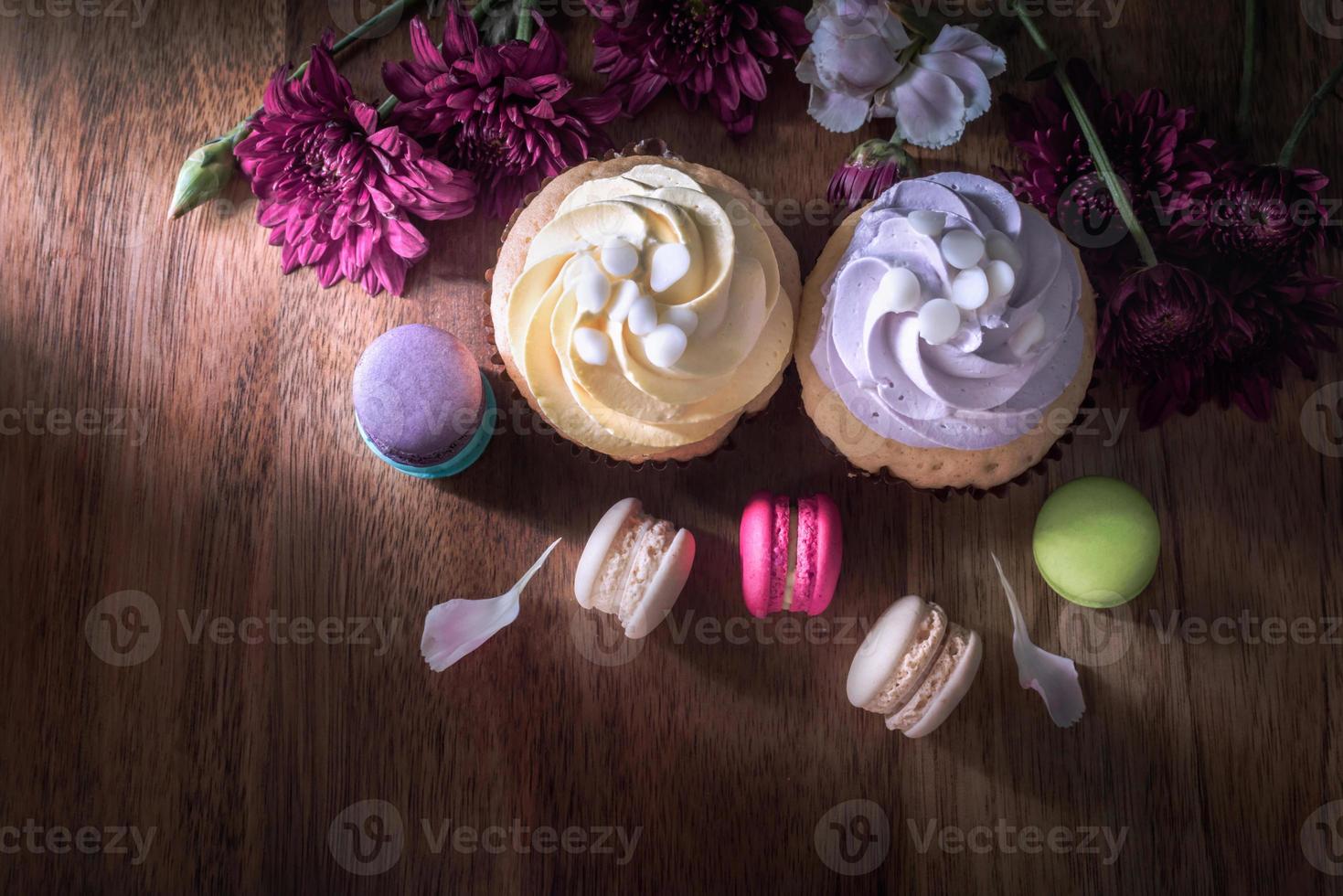 macarons ou macaroons e cupcakes na sobremesa de madeira doce lindo para comer foto