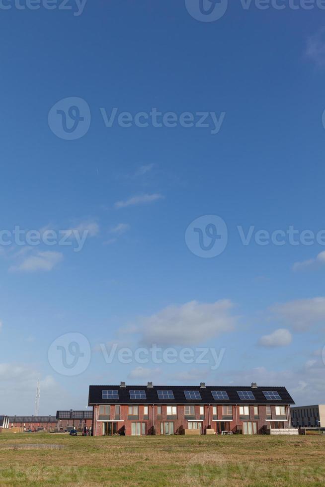 novas casas de família com painéis solares no telhado foto