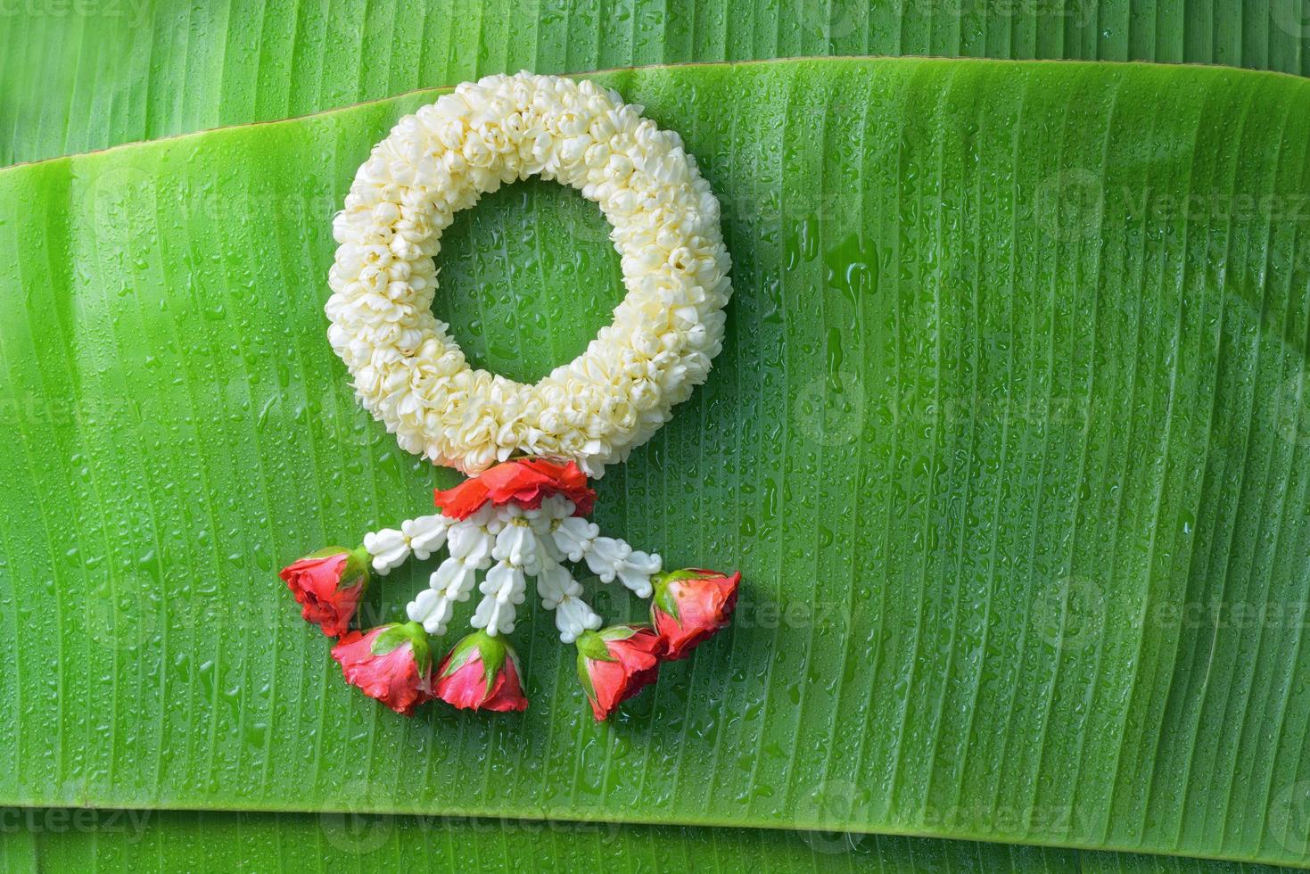 guirlanda de jasmim tradicional tailandesa. símbolo do dia das mães na tailândia na folha de bananeira foto