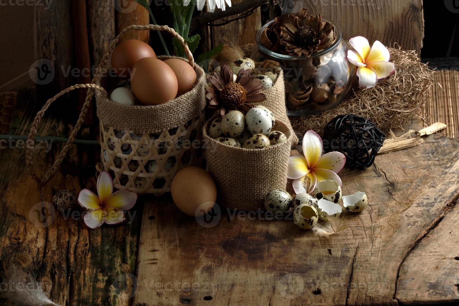ovos de codorna em um fundo de madeira vintage foto