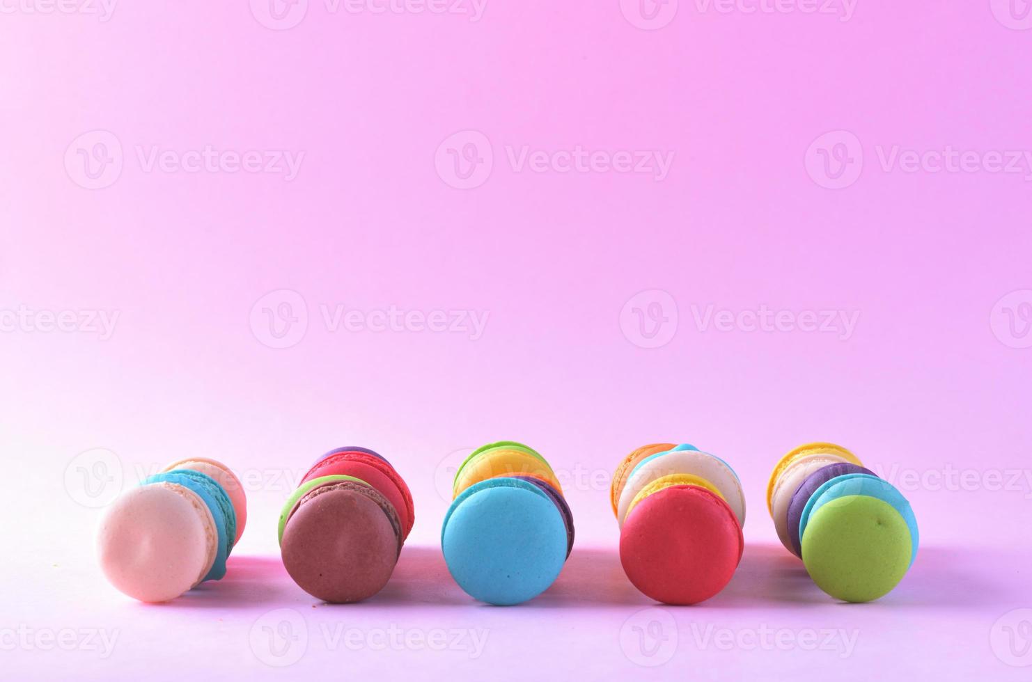 macarons coloridos ou sobremesa de macaroons doce lindo para comer foto