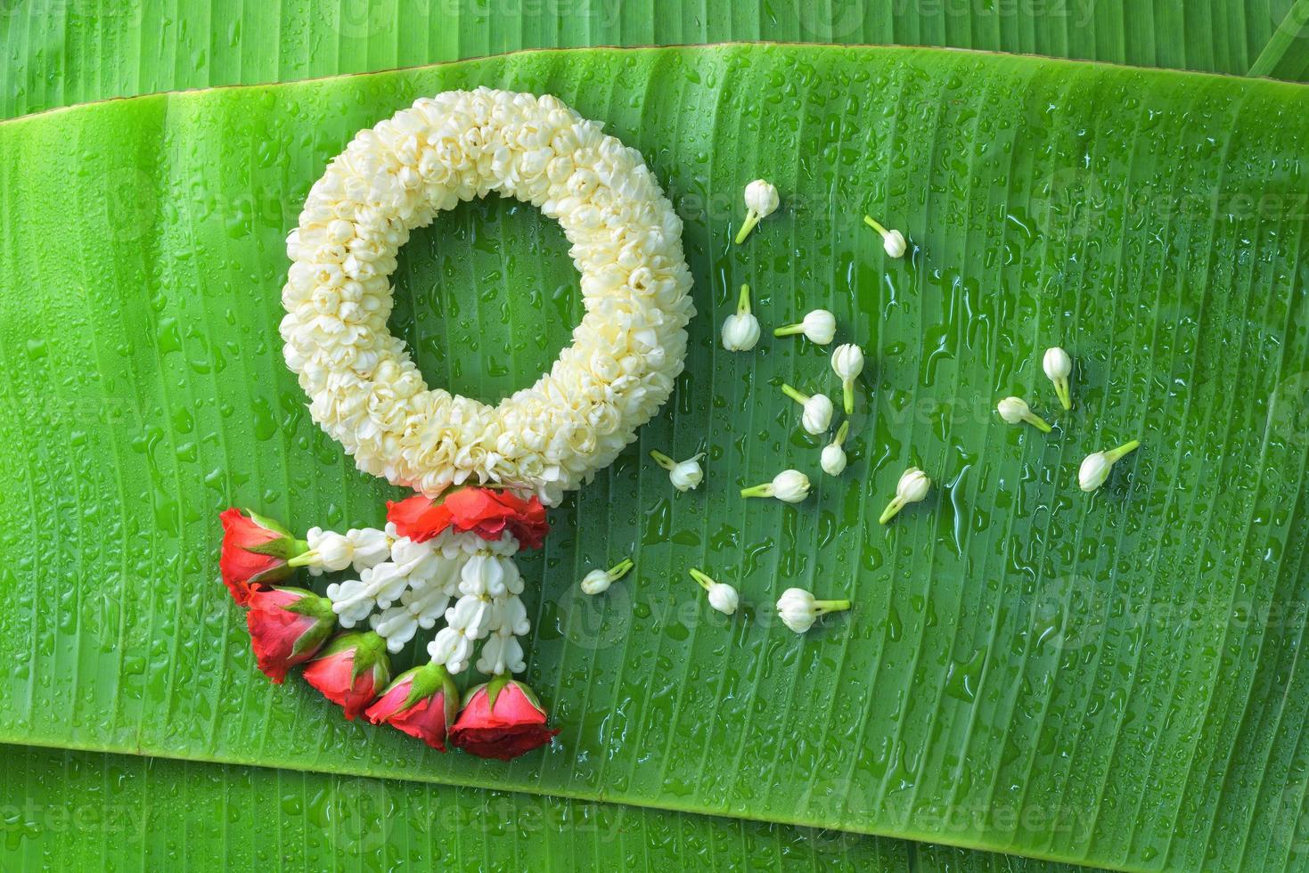 guirlanda de jasmim tradicional tailandesa. símbolo do dia das mães na tailândia na folha de bananeira foto