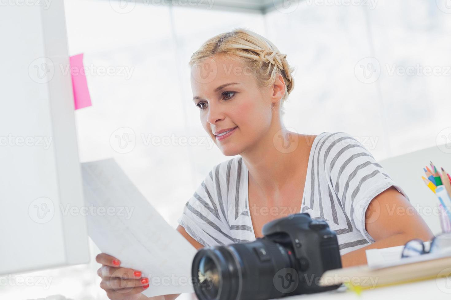 editor de fotos bonito olhando para uma folha de contato