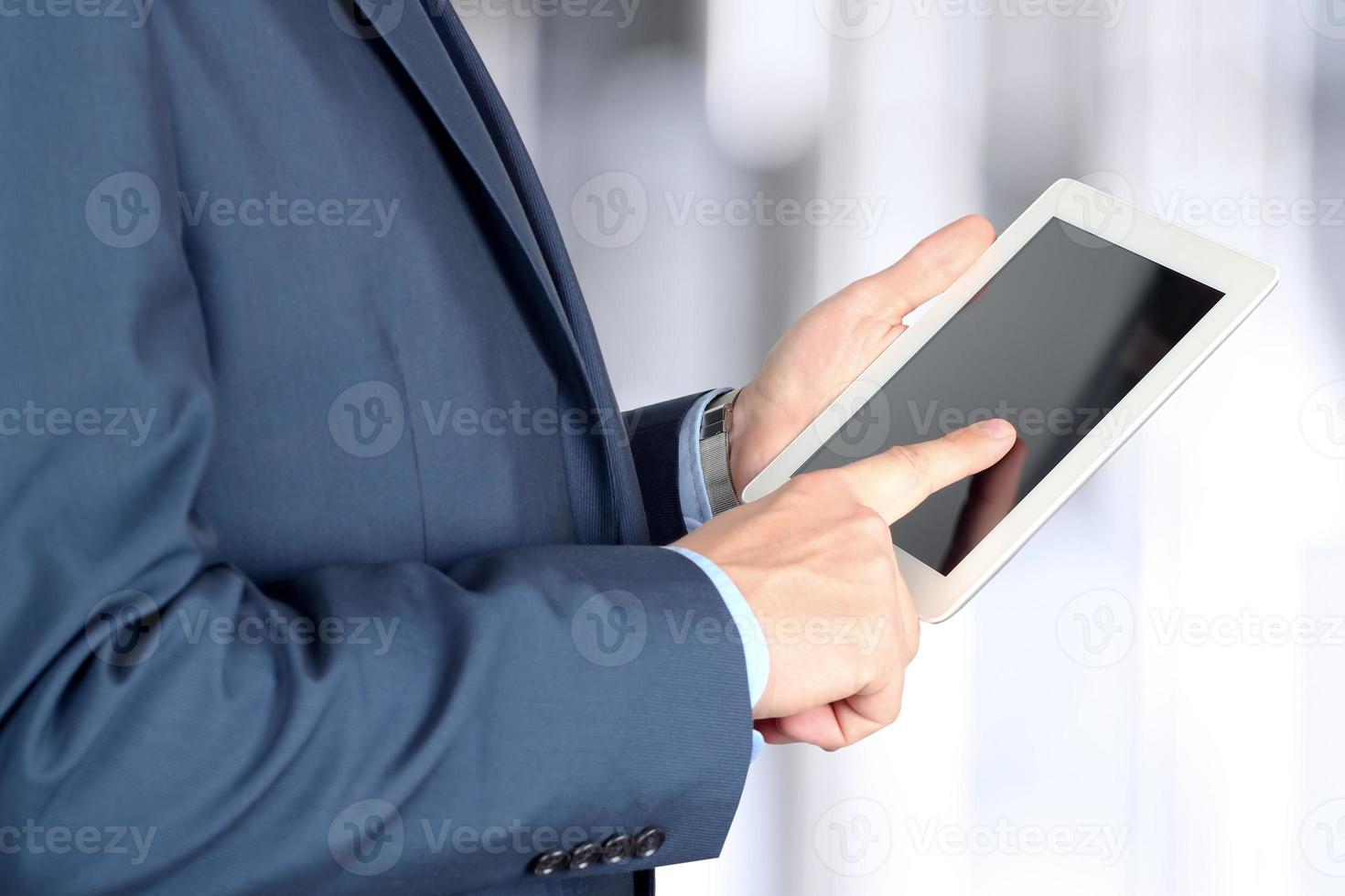 jovem empresário trabalhando em um tablet digital foto