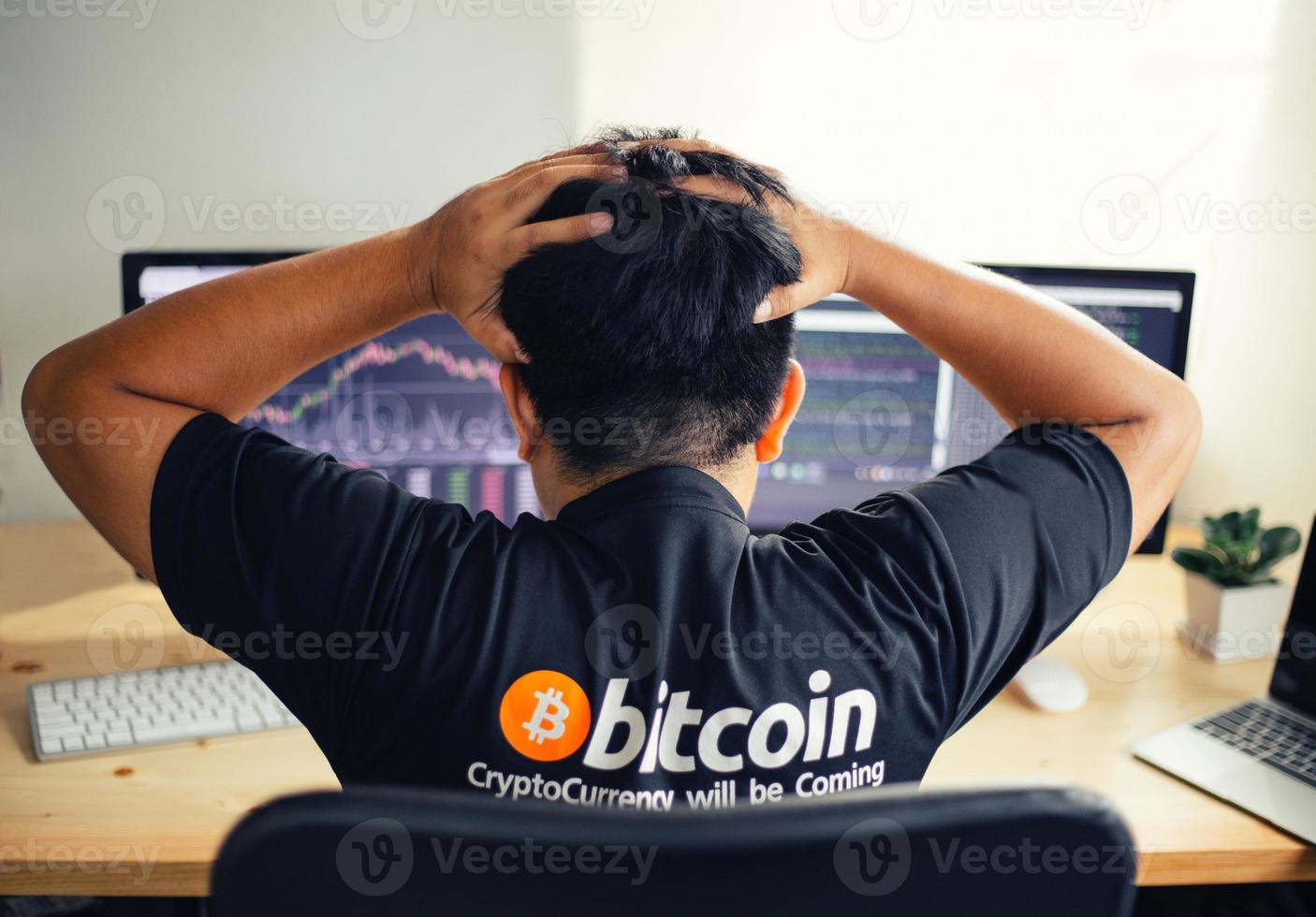 homem de desespero no fundo do mercado de gráfico de bitcoin de ações para baixo. foto