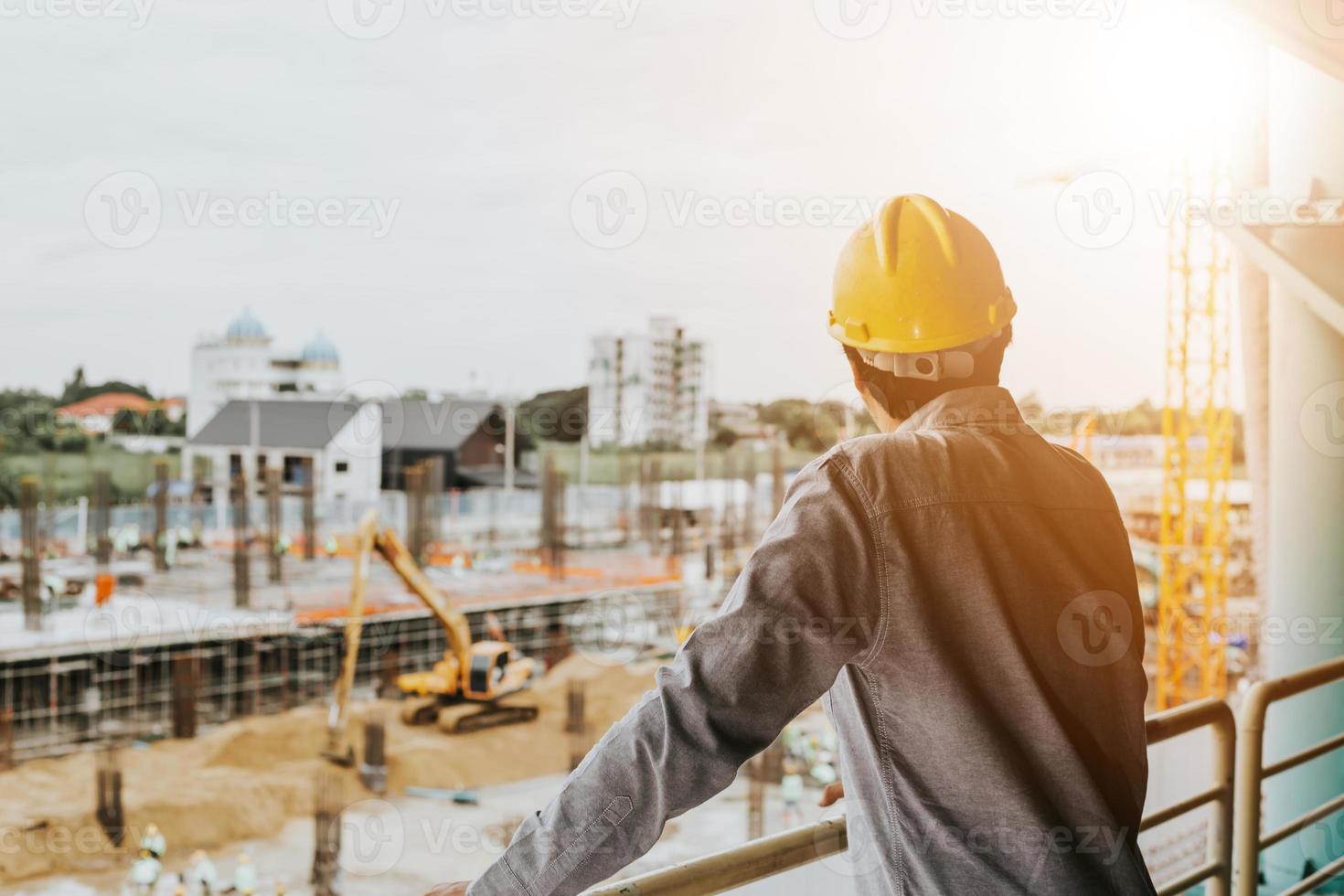 trabalhador em um canteiro de obras foto