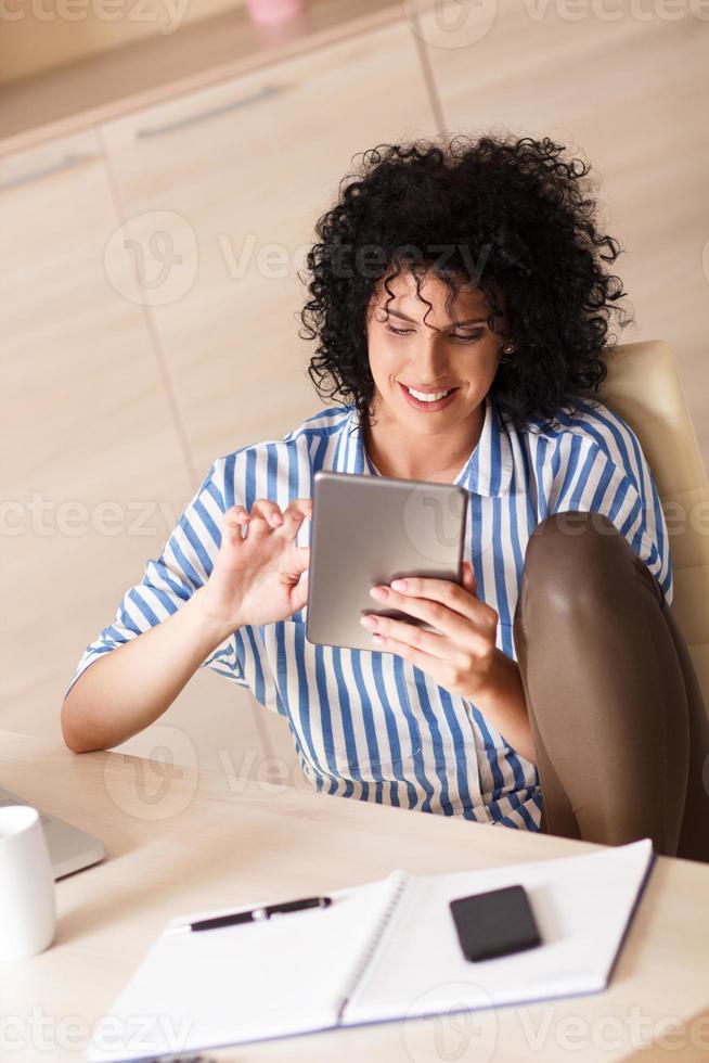 mulher usando tablet foto