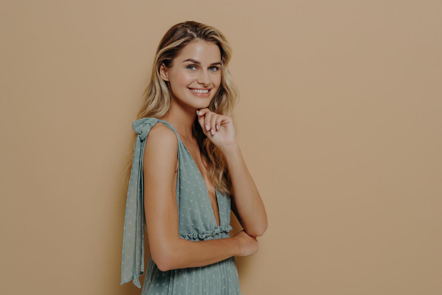 retrato de uma jovem loira encantadora em um longo vestido de verão romântico sendo encantado e expressando felicidade foto