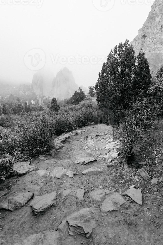 paisagem rochosa preto e branco foto