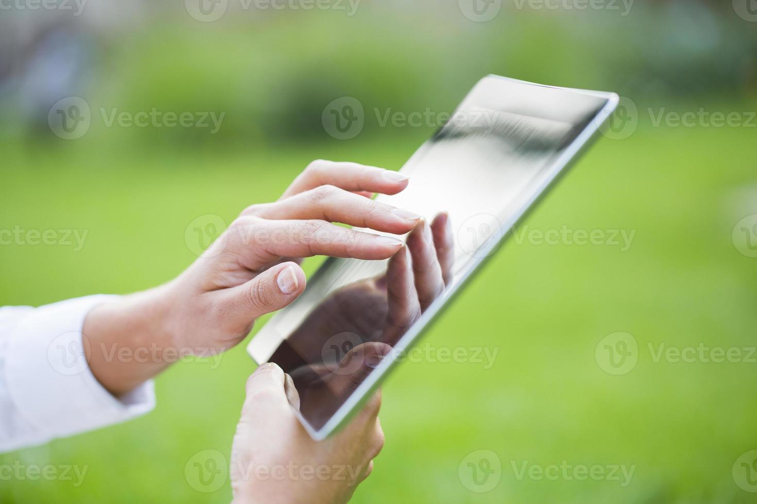 mulher usando pc tablet digital no parque. foto