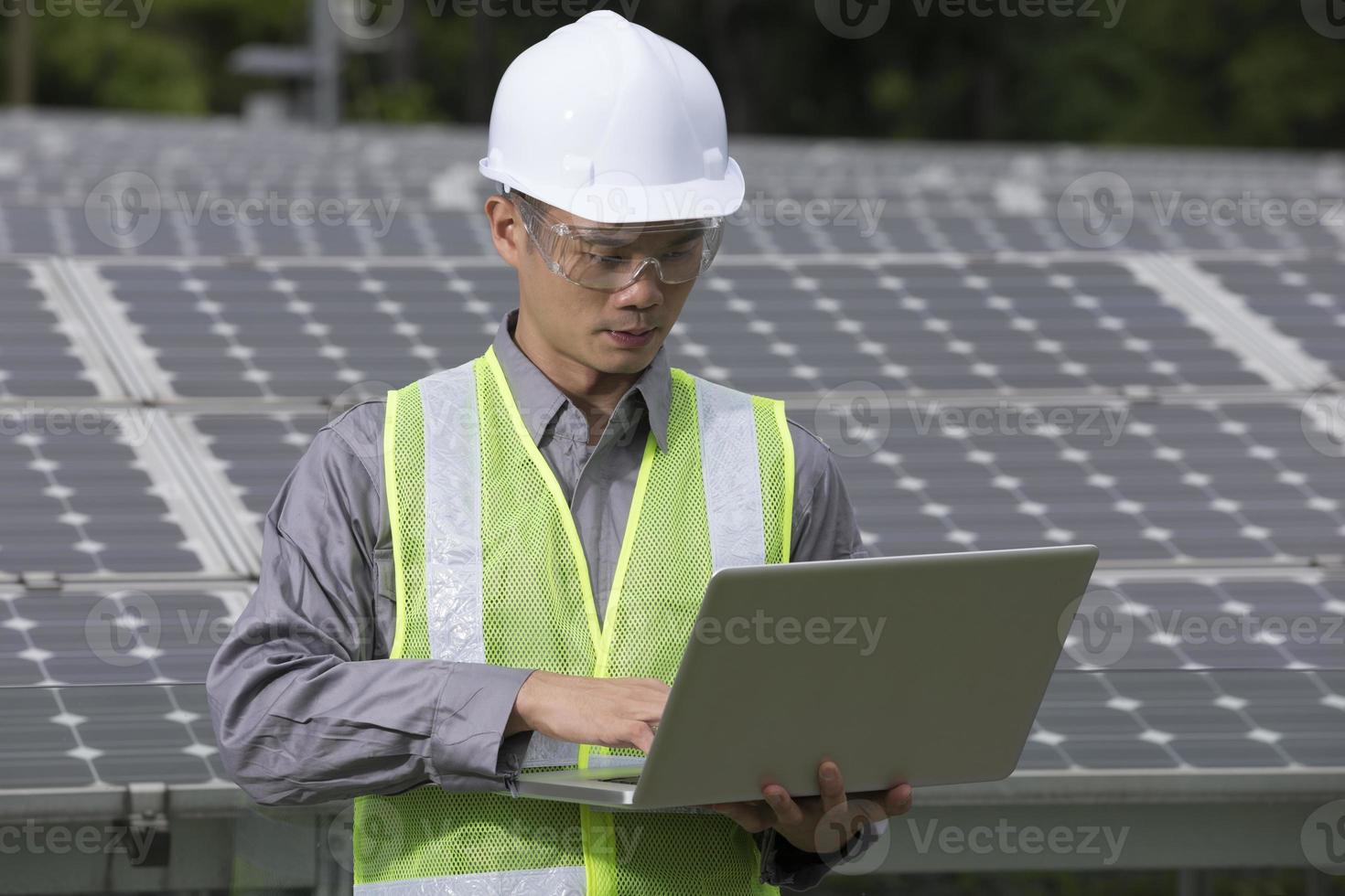 engenheiros asiáticos, verificando a instalação do painel solar foto
