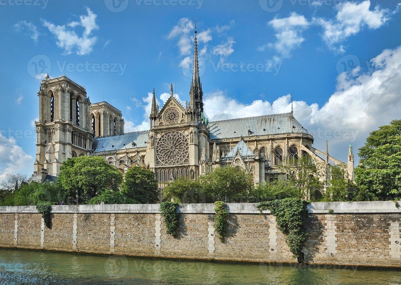 Notre Dame (Paris) ao longo do rio Sena foto