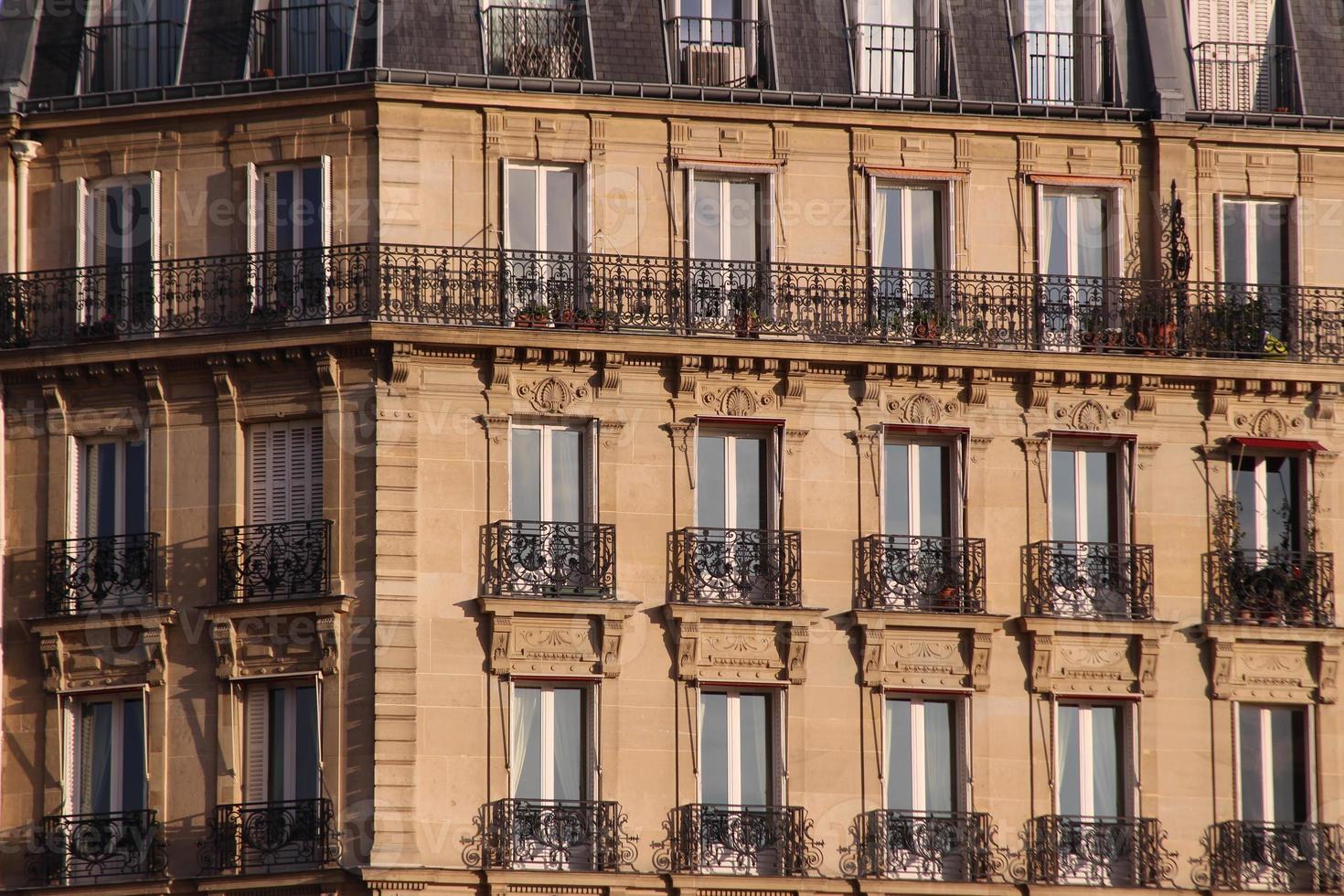 fachada do edifício típico em paris foto