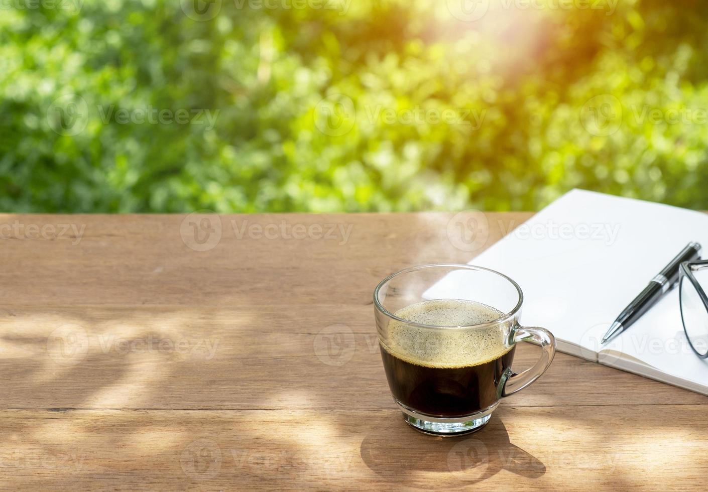 xícara de café na mesa, conceito de manhã foto