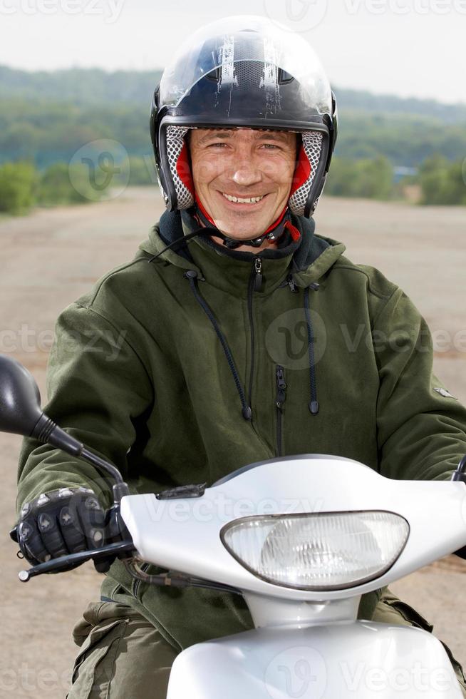 motociclista sorridente de retrato foto