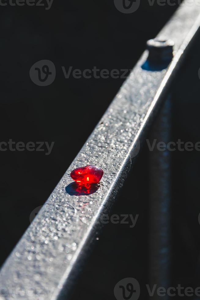 coraçãozinho vermelho na grade foto