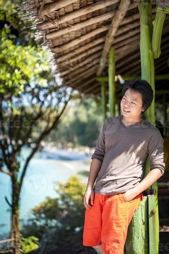 homem chinês tailandês asiático sorri e relaxa neste dia de férias no fim de semana em ambiente natural no pavilhão verde vintage foto