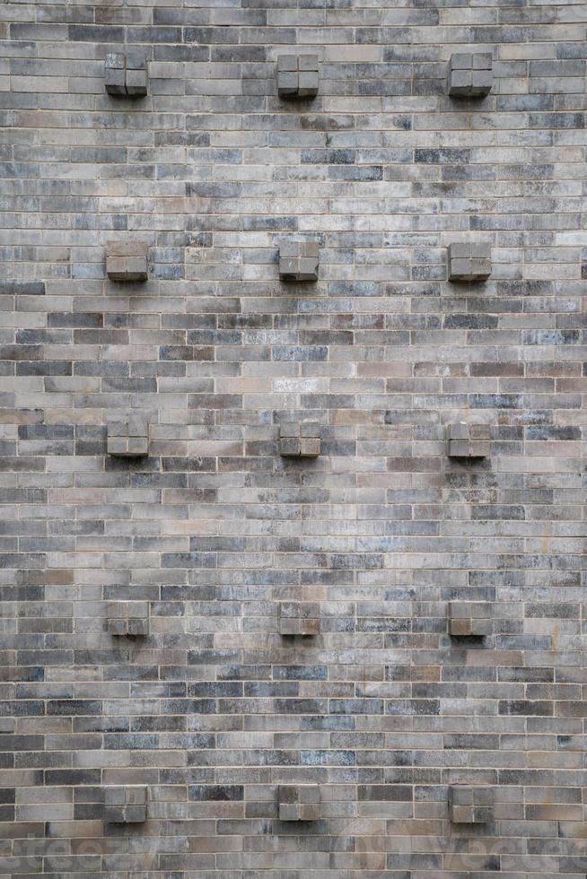 o bloco de pedra de tijolo cubo antigo clássico vintage na parede com a telha e padrão sem emenda. foto