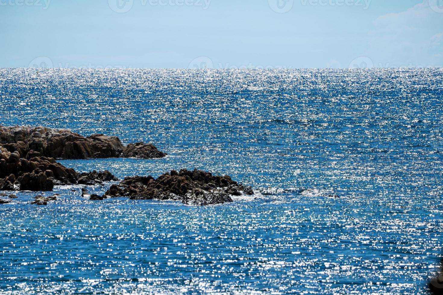 glitter holizontal - reflexo brilhante da luz do sol na linha do mar e céu aberto. foto