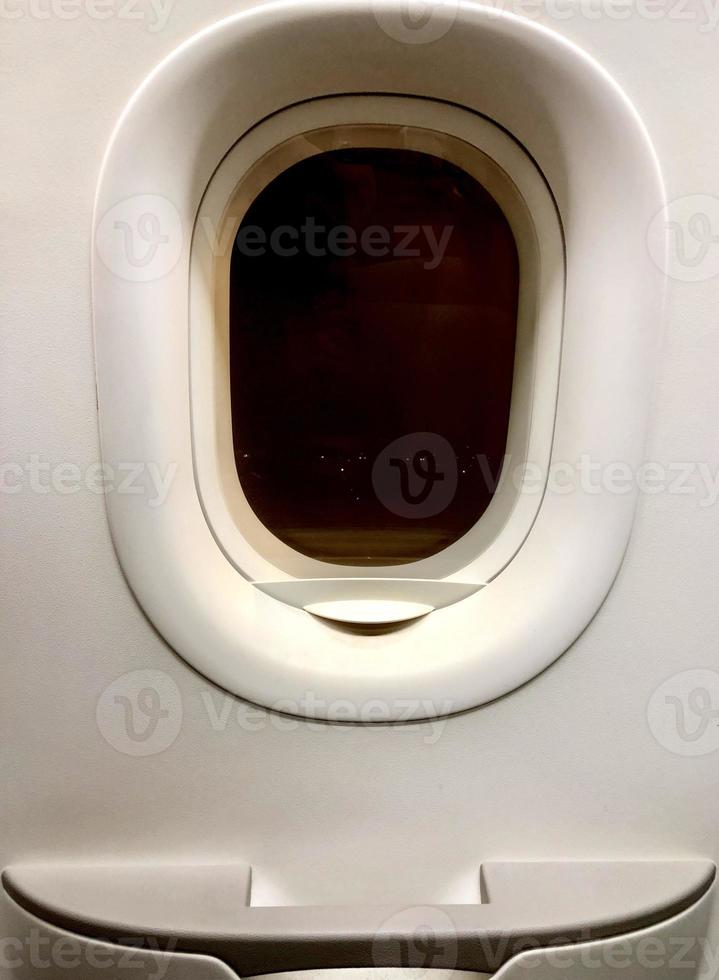 fechar a janela de emergência e o avião da porta foto