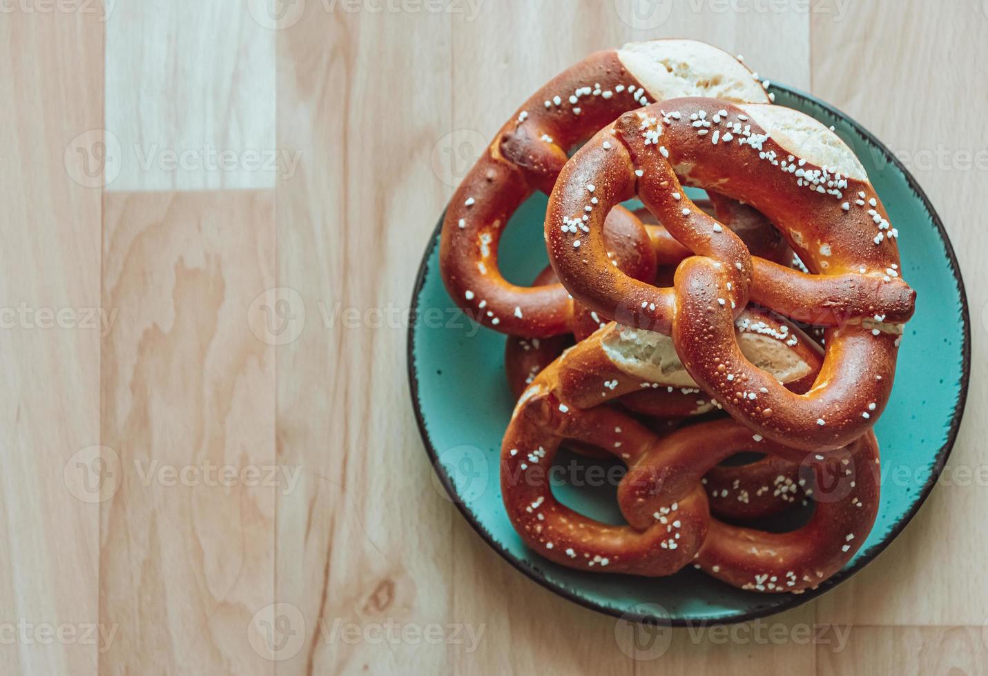 vista superior de pretzels em um prato com espaço de cópia foto