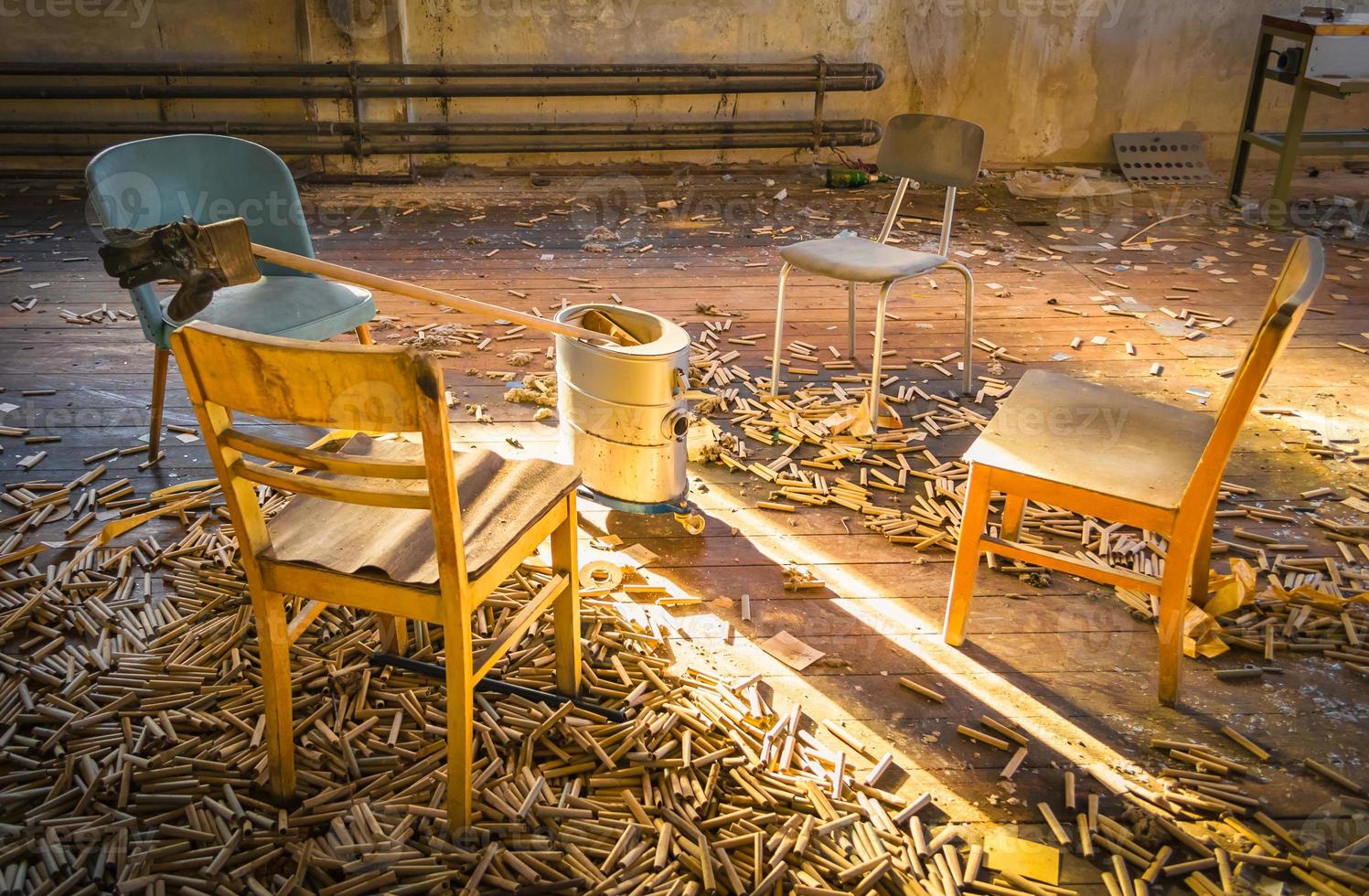cadeiras em uma antiga fábrica foto