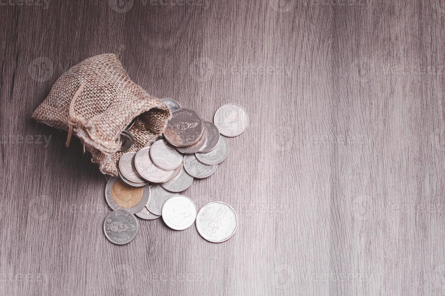moedas em sacos empilhados no chão. conceito de economia de dinheiro. foto