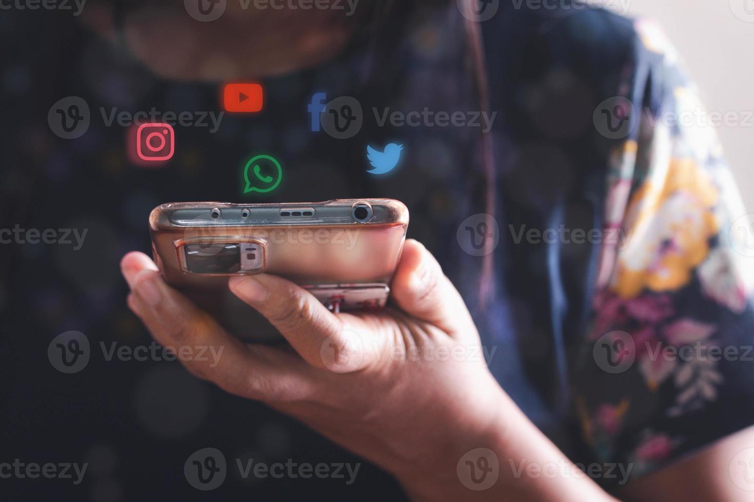 mulheres usando um conceito de marketing de mídia social no celular inteligente com ícones de notificação. trabalhando principalmente usando mídias sociais foto