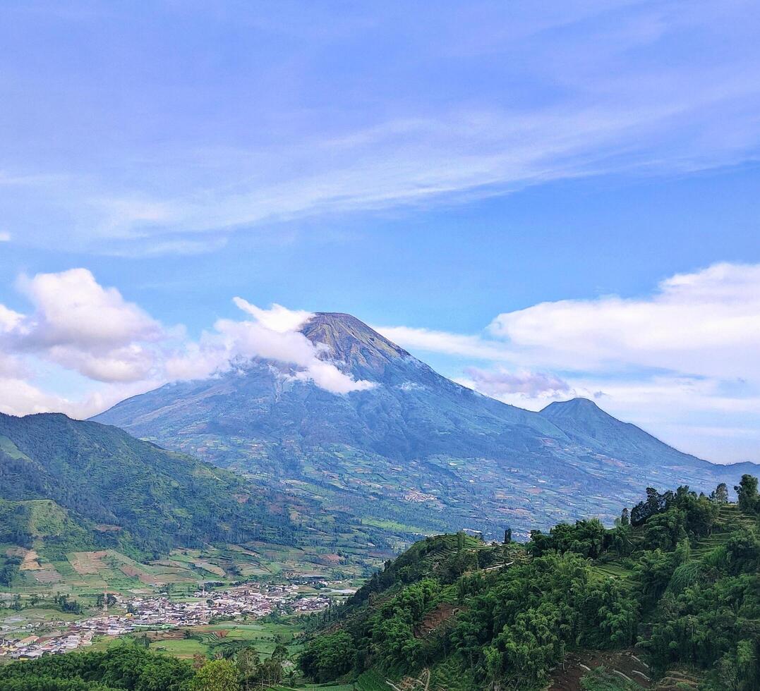 o topo da montanha visto de longe com sua cor verde foto