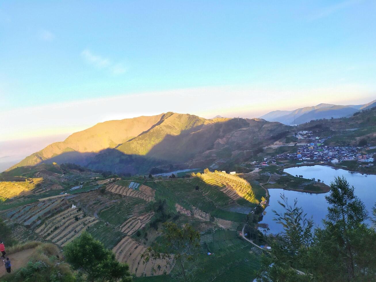 vista incrível da colina, é lago no meio da montanha foto